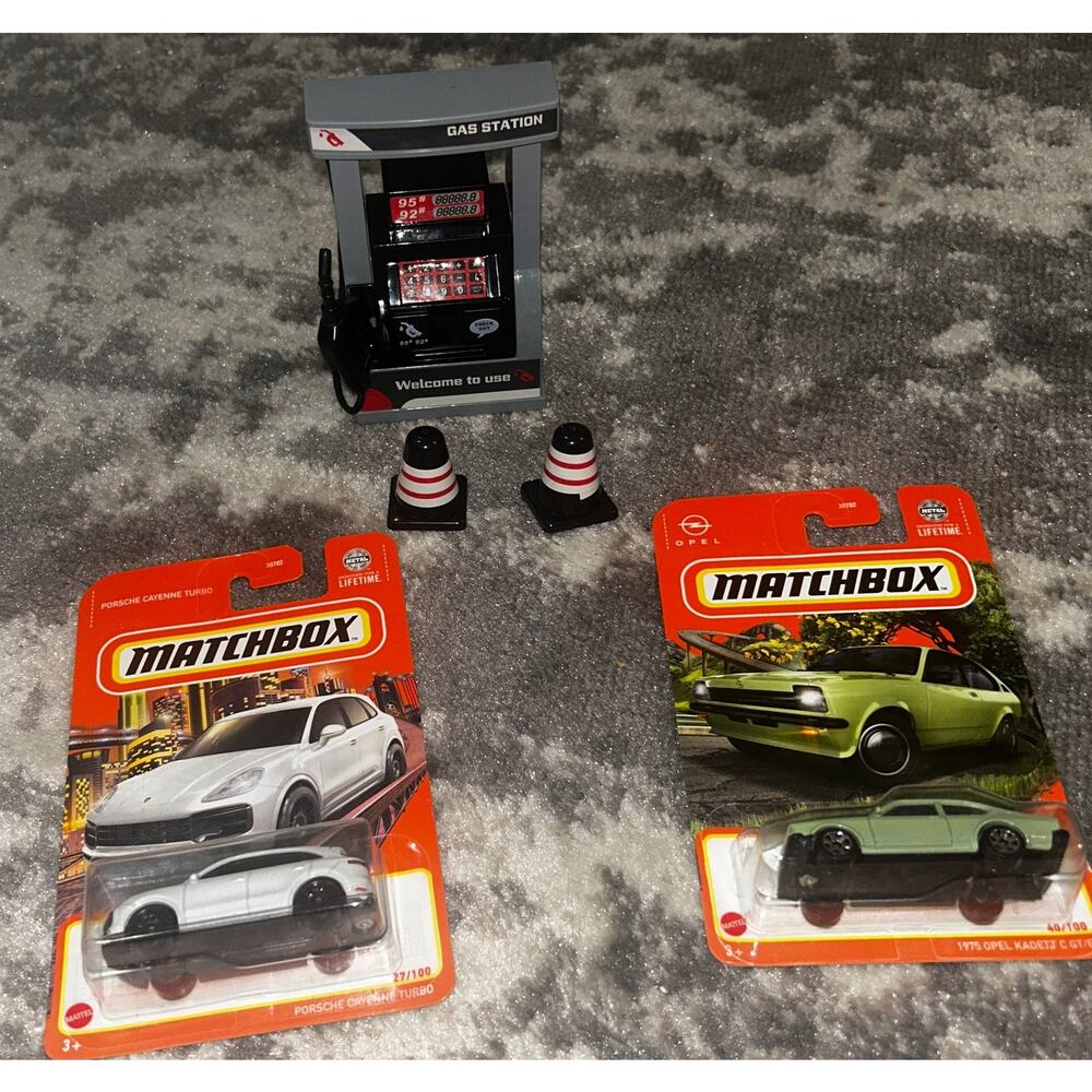 Matchbox Miniature Gas pump Sounds & Two  Cars (NWT)
